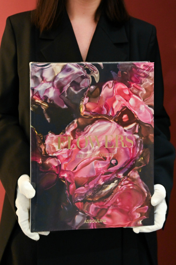 Книга ASSOULINE Flowers: Art & Bouquets